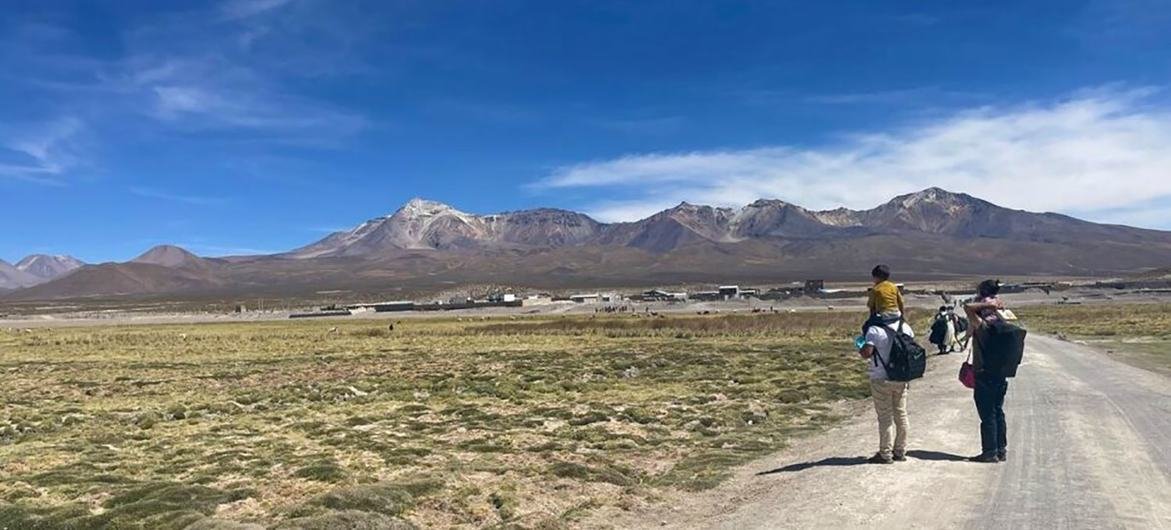 Venezuelans cross the Andean altiplano on foot to reach Chile from Bolivia, November 2021. At an altitude of 3,690 meters, temperatures there can sink to -20C.