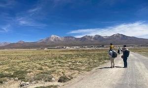 Migrantes venezolanos cruzando el altiplano andino para llegar de Bolivia a Chile a una altitud de 3690 metros.Noviembre de 2021
