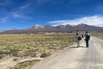 Migrantes venezolanos cruzando el altiplano andino para llegar de Bolivia a Chile a una altitud de 3690 metros.Noviembre de 2021