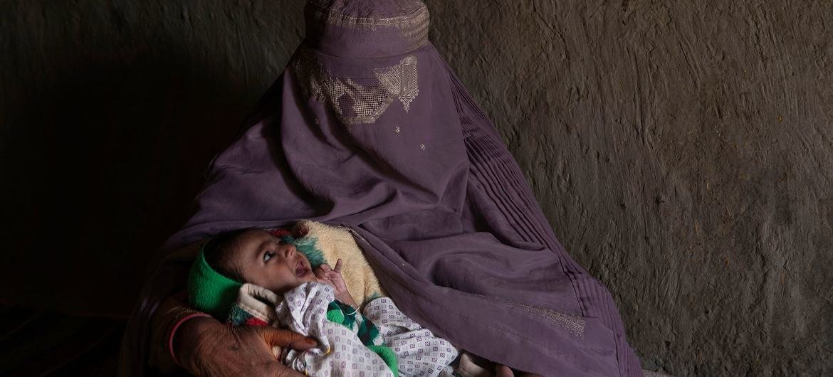 Une grand-mère emmène sa petite-fille de six mois dans une clinique mobile à Mayward, en Afghanistan, pour la faire soigner contre la malnutrition.