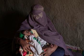 Une grand-mère emmène sa petite-fille de six mois dans une clinique mobile à Mayward, en Afghanistan, pour la faire soigner contre la malnutrition.