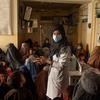 ممرضة تغذية تتحدث إلى نساء تجمعن في عيادة تدعمها اليونيسف خلال جلسة للتوعية التغذوية في قندهار ، أفغانستان.