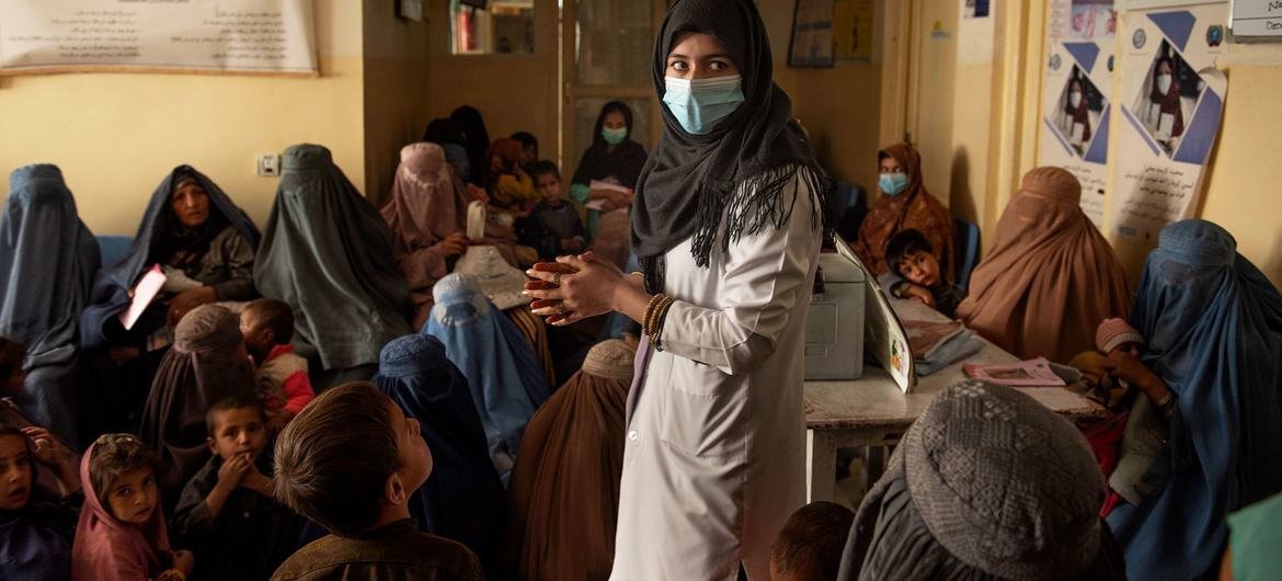 A nutrition nurse talks to women gathered at a UNICEF-supported clinic during a nutrition awareness session in Kandahar, Afghanistan.