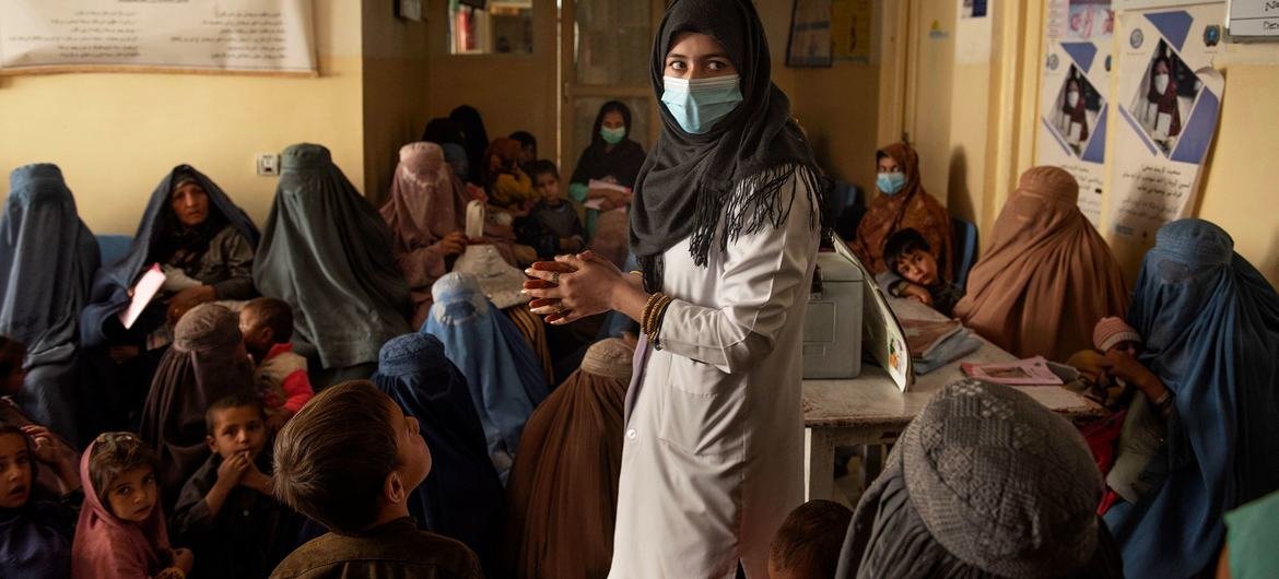 Une infirmière parle avec des femmes rassemblées dans une clinique soutenue par l'UNICEF lors d'une session de sensibilisation à la nutrition à Kandahar, en Afghanistan.