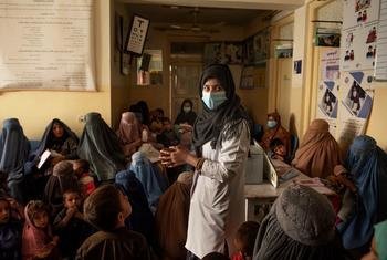 Une infirmière parle avec des femmes rassemblées dans une clinique soutenue par l'UNICEF lors d'une session de sensibilisation à la nutrition à Kandahar, en Afghanistan.