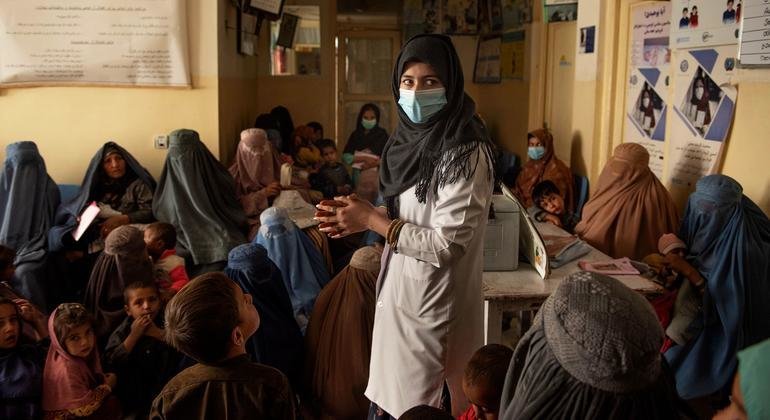 Une infirmière parle avec des femmes rassemblées dans une clinique soutenue par l'UNICEF lors d'une session de sensibilisation à la nutrition à Kandahar, en Afghanistan.