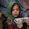Menina espera para ser atendida em clínica apoiada pelo Unicef em Kandahar, Afeganistão. 