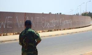 Una pintada en un muro en Bengasi, Libia, reclama elecciones y democracia.