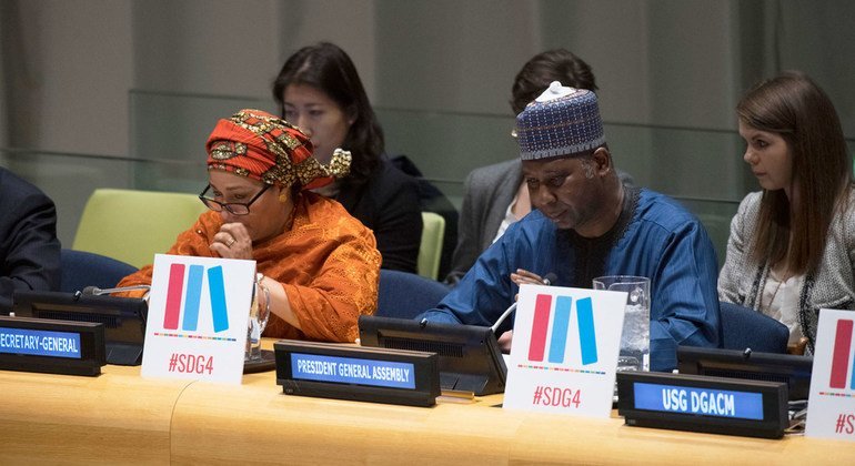 أمينة محمد نائبة الامين العام للأمم المتحدة(يسار)، ورئيس الجمعية العامة للأمم المتحدة تيجاني محمد باندي، خلال الحوار التفاعلي رفيع المستوى، الذي عقد في مقر الأمم المتحدة في نيويورك، بمناسبة اليوم الدولي للتعليم.