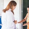 Una trabajadora de salud visita comunidades en Brasil para concienciar sobre la prevención y el control de la lepra.