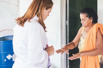 عاملون صحيون يزورون المجتمعات في البرازيل لرفع الوعي بشأن داء الجذام والوقاية منه.