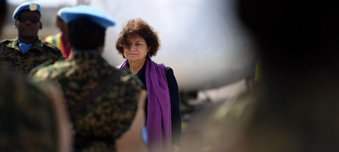 Rosemary DiCarlo inspecciona a un guardia de honor durante su llegada al aeropuerto internacional de Somalia.