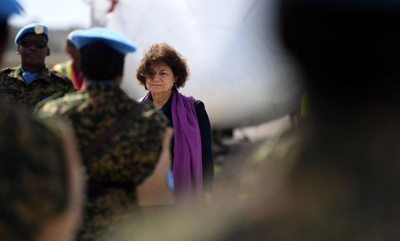 Rosemary DiCarlo inspecciona a un guardia de honor durante su llegada al aeropuerto internacional de Somalia.