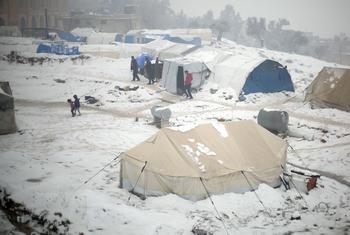 严冬继续让像叙利亚伊德利卜这样的难民营中的流离失所者生活非常困难。