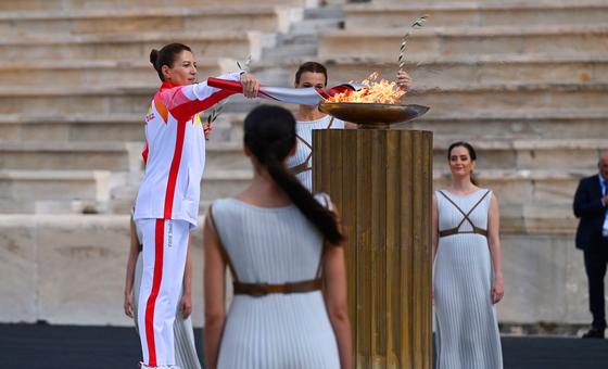 2022年北京奥运圣火交接仪式在希腊雅典举行。