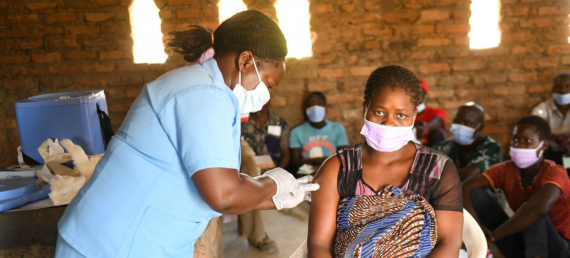 Mulher recebe segunda dose da vacina contra Covid-19 em uma igreja em Kasungu, Malawi.