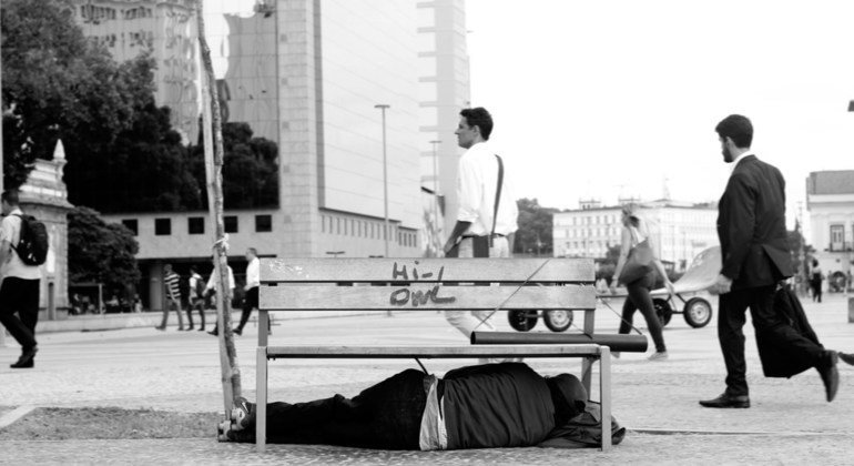 Un sans-abri dort dans les rues de Rio de Janeiro.