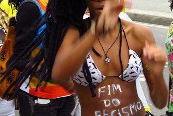 巴西年轻人举行抗议，呼吁结束种族主义。