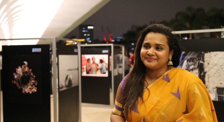 Jayathma Wickramanayake, l'Envoyée pour la jeunesse du Secrétaire général des Nations Unies, à une exposition dans un musée de Rio de Janeiro.