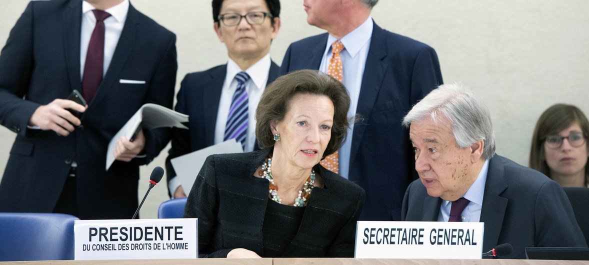 Elisabeth Tichy-Fisslberger (à gauche), Présidente du Conseil des droits de l'homme des Nations Unies, parle avec le Sécrétaire général de l'ONU, António Guterres, à Genève.