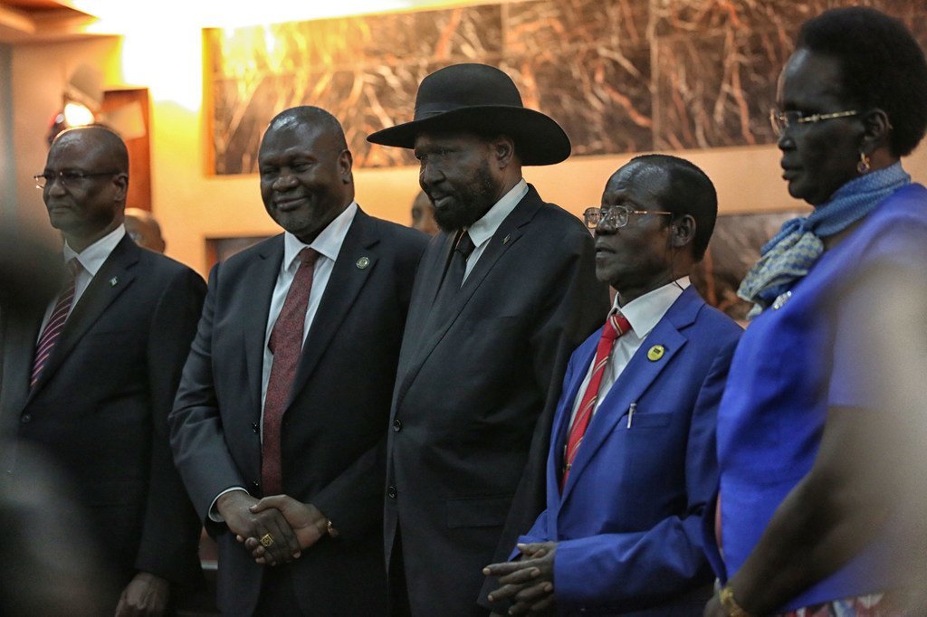 2020年2月22日，南苏丹总统基尔（Salva Kiir）（中右）与宣誓就任新的民族团结过渡政府第一副总统的马沙尔（Riek Machar）握手。