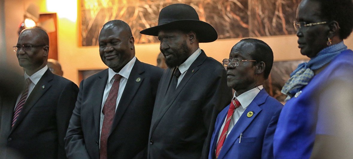 2020年2月22日，南苏丹总统基尔（Salva Kiir）（中右）与宣誓就任新的民族团结过渡政府第一副总统的马沙尔（Riek Machar）握手。