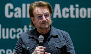 Солист группы U2 и соучредитель кампании «ONE», Боно выступает с речью на открытии «The Drive for Five: призыв к действию для образования девочек-подростков».