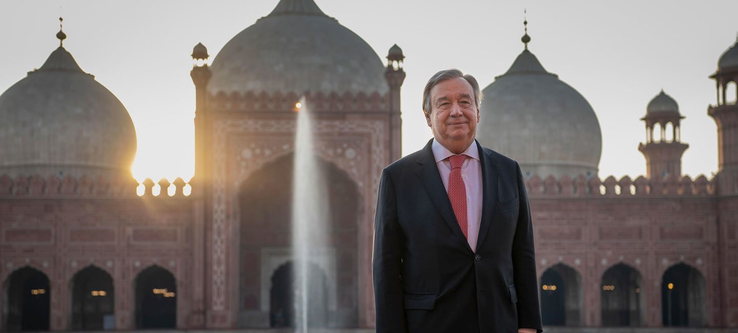 Secretary-General António Guterres pays a visit to the Badshahi Mosque in Lahore, Pakistan. Secretary-General António Guterres pays a visit to the Badshahi Mosque in Lahore, Pakistan.