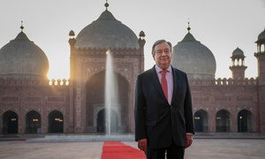 Secretary-General António Guterres pays a visit to the Badshahi Mosque in Lahore, Pakistan.