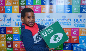 Мальчик играет в зоне Целей в области устойчивого развития в День Детей ООН 2020.