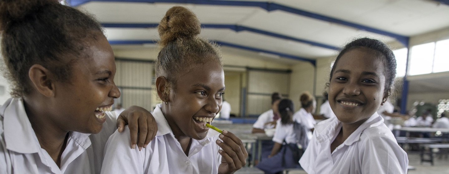 Des élèves d'une école à Honiara, dans les îles Salomon, déjeunent à l'école. (photo d'archives)