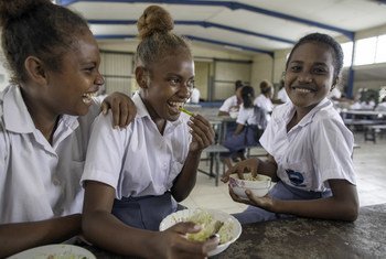 Des élèves d'une école à Honiara, dans les îles Salomon, déjeunent à l'école. (photo d'archives)