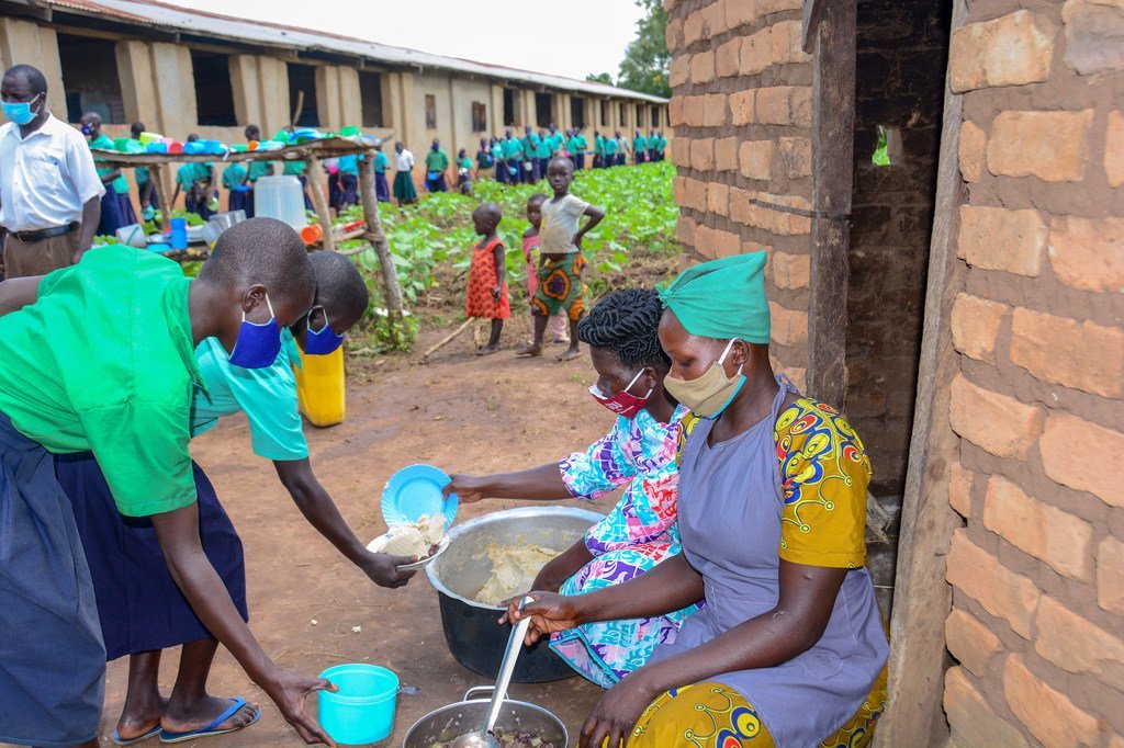 Des élèves reçoivent des repas à leur école dans le nord de l'Ouganda.