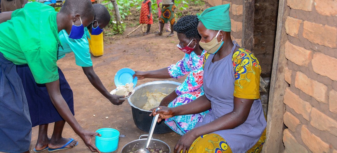 Estudantes recebendo merenda no Uganda durante pandemia