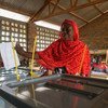 سيدة تدلي بصوتها في مركز اقتراع بجمهورية أفريقيا الوسطى.