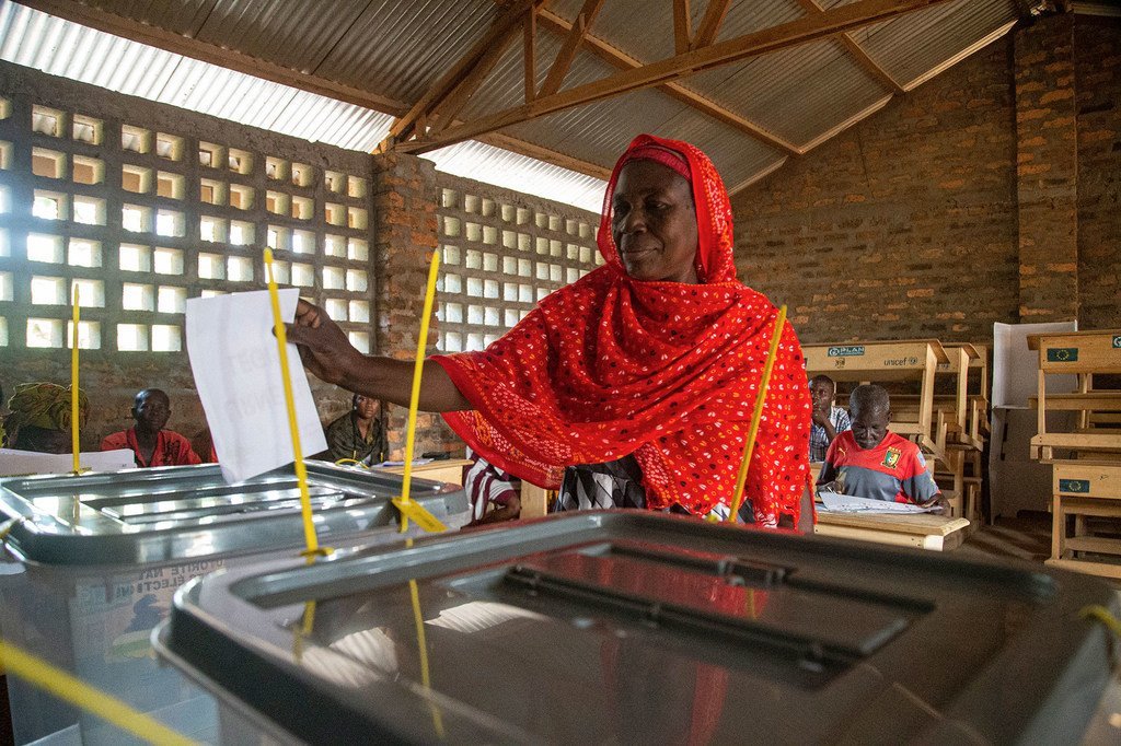 一名妇女在中非共和国的一个投票中心投票。