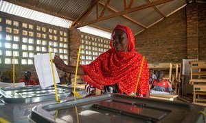 一名妇女在中非共和国的一个投票中心投票。