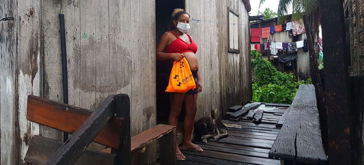 A pregnant woman receives antenatal care from a UNFPA-supported programme in Santa Cruz do Arari, Pará, Brazil.