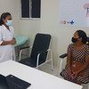 Una mujer en consulta médica en un hospital de Brasil