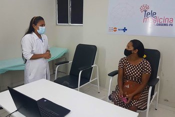 Una mujer en consulta médica en un hospital de Brasil