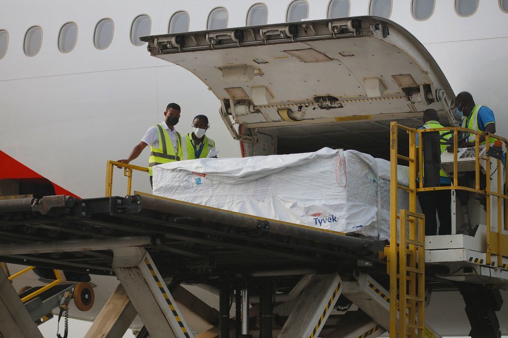 Du personnel décharge la première cargaison de vaccins anti-Covid-19 distribués par COVAX à l'aéroport international de Kotoka à Accra, la capitale du Ghana.