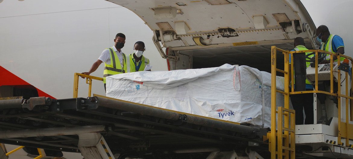 घाना की राजधानी अकरा में कोटोका अन्तरराष्ट्रीय हवाई अड्डे पर कोविड-19 टीकों की पहली खेप पहुँची. 
