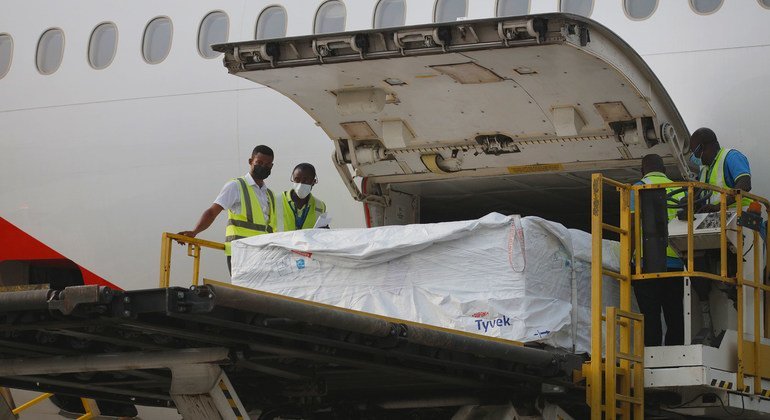 الطواقم تُنزل أول شحنة من لقاحات كوفيد-19 في مطار كوتوكا الدولي بأكرا عاصمة غانا.
