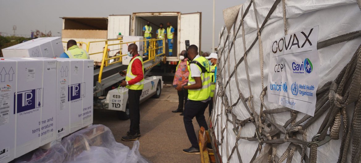 غانا أول دول تحصل على شحنة من لقاحات كوفيد-19 عبر مرفق كوفاكس.