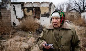 Una mujer en el terreno destruido que fuera su jardín en Ucrania.(Foto de archivo)