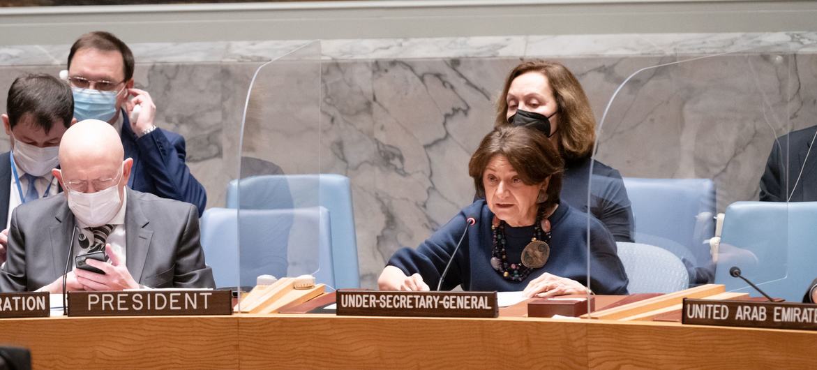 La cheffe des affaires politiques de l'ONU, Rosemary DiCarlo (à droite) fait un exposé sur la situation en Ukraine devant le Conseil de sécurité.