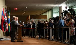 Le Secrétaire général de l'ONU, António Guterres (à gauche) s'exprime sur la situation en Ukraine devant la presse. 