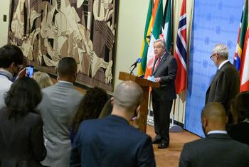 الأمين العام للأمم المتحدة، أنطونيو غوتيريش، في حديث مع الصحفيين حول أوكرانيا.