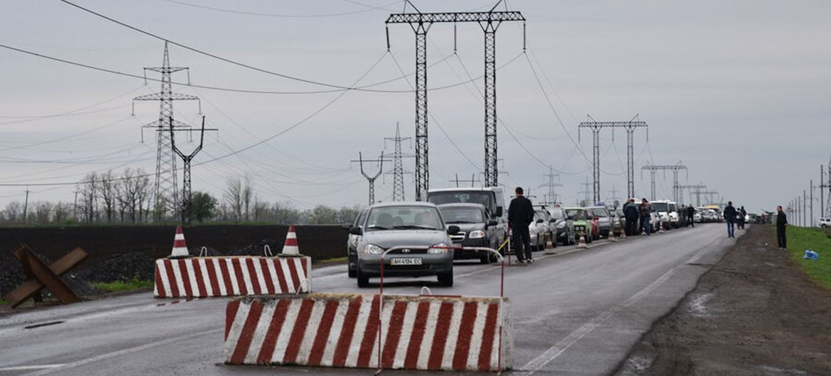 A checkpoint is monitored by authorities in Marinka, Donetsk Oblast. (file)