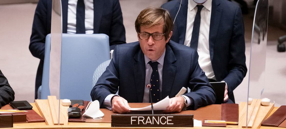 مندوب فرنسا الدائم لدى الأمم المتحدة، نيكولا دوريفيير، خلال حديثه في جلسة مجلس الأمن بشأن الوضع في أوكرانيا. 27 فبراير 2022.
